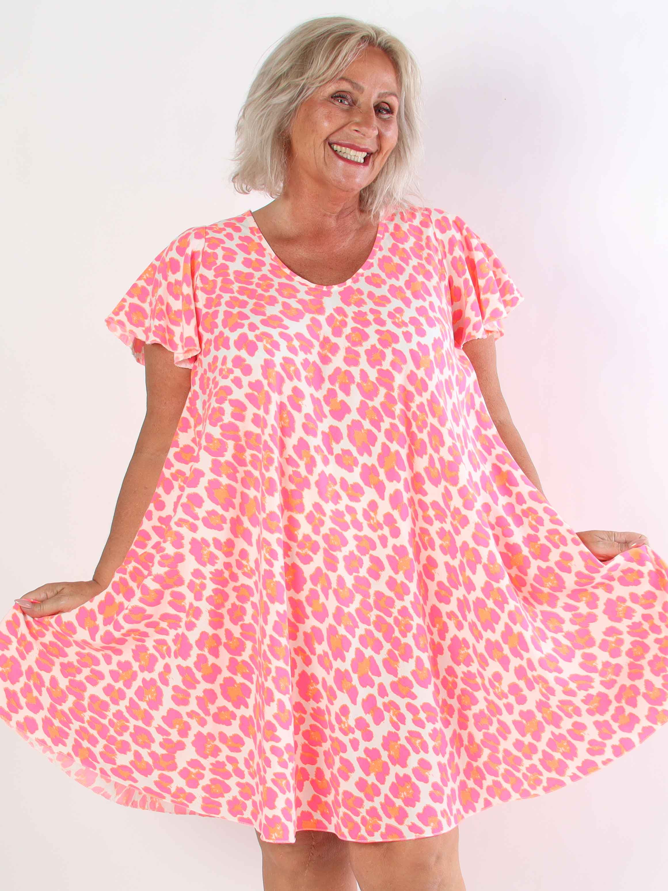 Chione - Sød plus size kjole i a facon med leopardprint